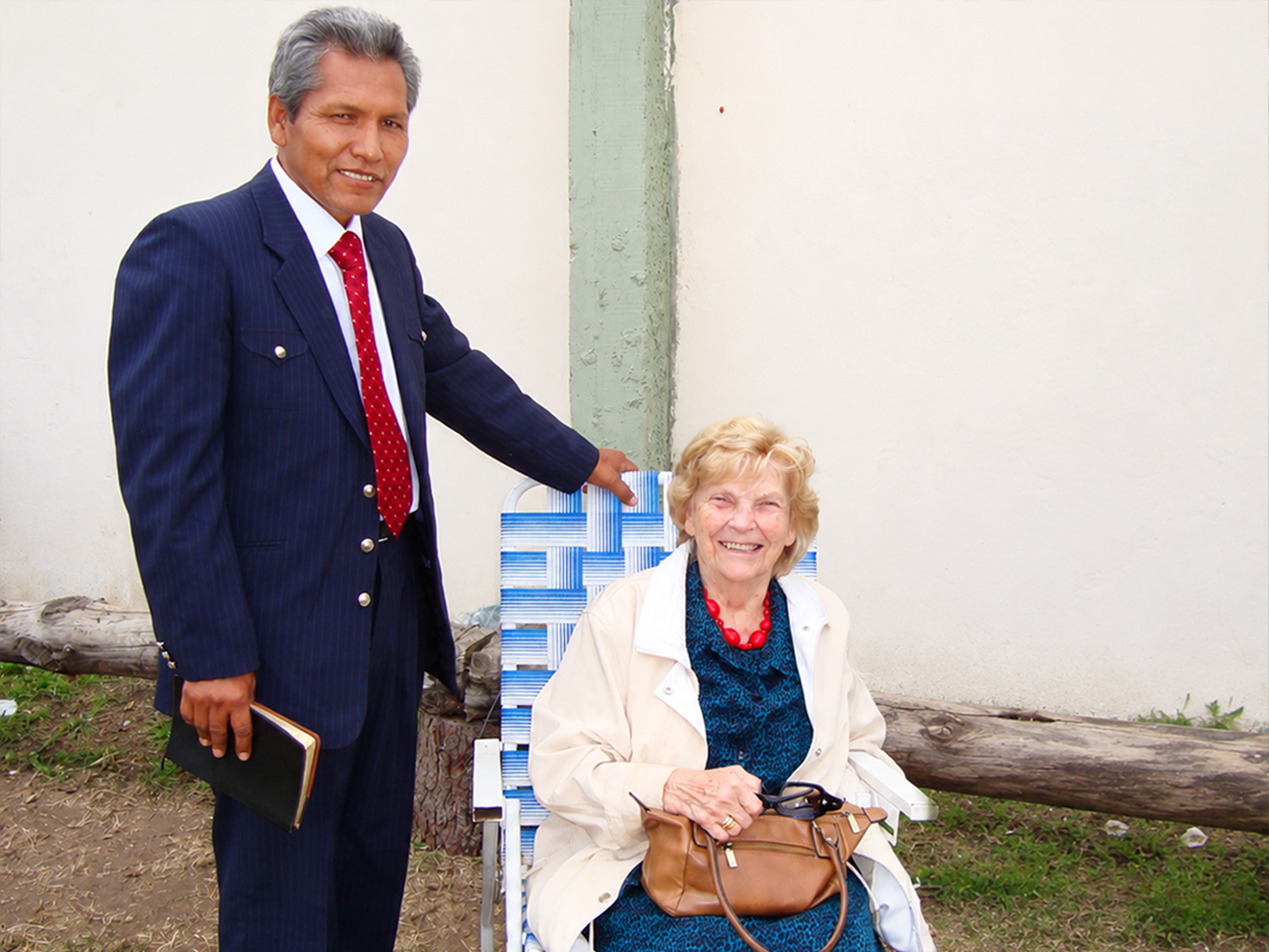 Pastor Lucio Taquichiri Romero junto a la esposa de Samuel Enok Sórensen