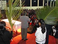 Pastor Nicolás Apahaza con su esposa y equipo